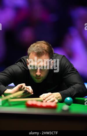 Newport, Großbritannien. 03. März 2022. Judd Trump aus England während seines Spiels gegen Jimmy Robertson. BetVictor Welsh Open Snooker 2022, Tag 4 im International Convention Center Wales, The Celtic Manor Resort, Newport on Donnerstag 3. March 2022. PIC by Andrew Orchard/Andrew Orchard Sports Photography/Alamy Live News Credit: Andrew Orchard Sports Photography/Alamy Live News Stockfoto