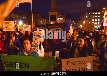 London, England, Großbritannien. 3. März 2022. Am neunten Tag der Proteste versammelten sich Demonstranten auf dem Trafalgar-Platz, während Russland seinen Angriff auf die Ukraine fortsetzt. (Bild: © Vuk Valcic/ZUMA Press Wire) Stockfoto