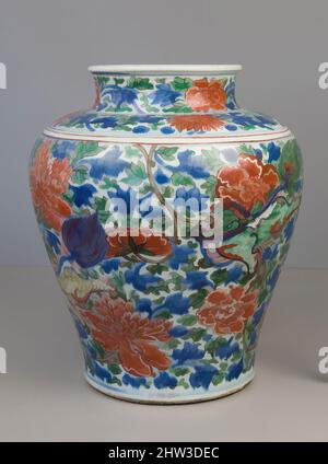 Kunst inspiriert von Jar mit mythischem Qilin inmitten von Baumkneonien, Qing-Dynastie (1644–1911), Shunzhi-Periode (1644–61), Mitte des 17.. Jahrhunderts, China, Porzellan mit farbigen Emaillen über transparente Glasur gemalt (Jingdezhen Ware), H. 11 1/4 in. (28,6 cm); Durchm. 10 Zoll (25,4 cm); Durchm. Rand 5 1/2, Klassisches Werk, modernisiert von Artotop mit einem Schuss Moderne. Formen, Farbe und Wert, auffällige visuelle Wirkung auf Kunst. Emotionen durch Freiheit von Kunstwerken auf zeitgemäße Weise. Eine zeitlose Botschaft, die eine wild kreative neue Richtung verfolgt. Künstler, die sich dem digitalen Medium zuwenden und die Artotop NFT erschaffen Stockfoto