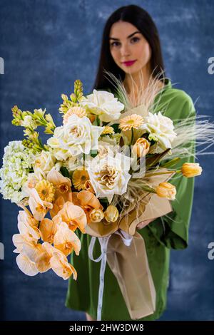 Ein großer Strauß Rosen und andere Blumen von einem schönen Mädchen gehalten Stockfoto