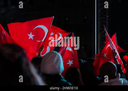 Türkische Menschen schwenken bei einer Feier der nationalen Tage in der Nacht Flaggen. Türkische Flaggen und Menschen. Nationale Tage der Türkei Hintergrund. Rauschen und Bewegung Stockfoto