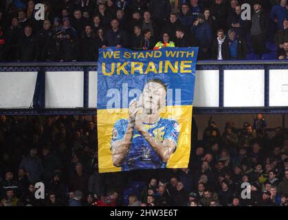 Fans auf den Tribünen mit einem Banner von Evertons Vitaliy Mykolenko mit der Aufschrift „Wir stehen mit der Ukraine“ vor dem fünften Lauf des Emirates FA Cup im Goodison Park, Liverpool. Bilddatum: Donnerstag, 3. März 2022. Stockfoto