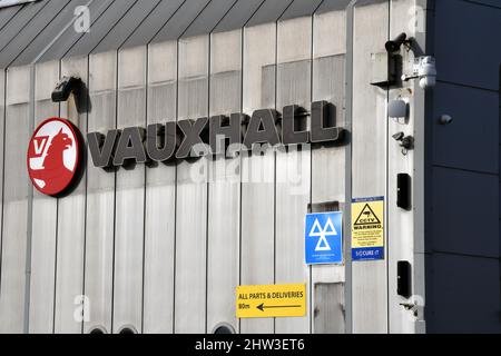 Pontypridd, Wales - Februar 2022: Schild an der Außenwand einer Garage von Vauxhall Motors Stockfoto