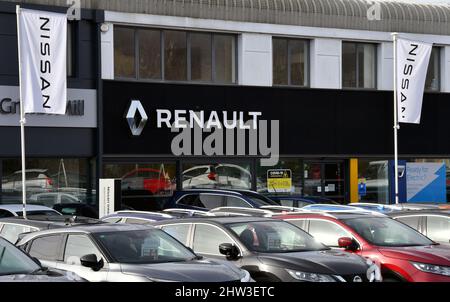 Pontypridd, Wales - Februar 2022: Gebrauchtwagen zum Verkauf auf dem Vorplatz eines Garagenhändlers für Renault und Nissan Stockfoto