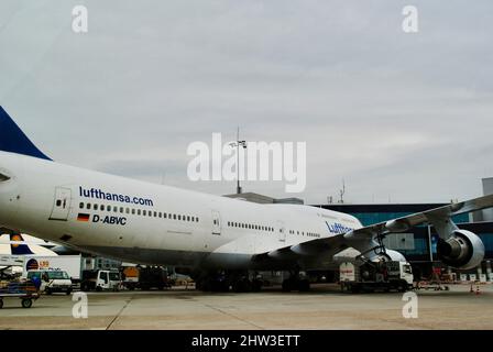 Lufthansa 747-800 am Frankfurter Flughafen Stockfoto