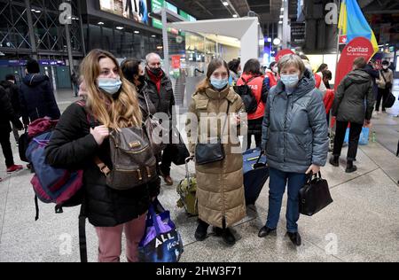 München, Deutschland. 03. März 2022. Vier Frauen und ein Mann aus der Ukraine stehen am Münchner Hauptbahnhof, wo sie gerade angekommen sind. Quelle: Felix Hörhager/dpa/Alamy Live News Stockfoto