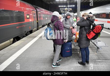 München, Deutschland. 03. März 2022. Katevyna, Valentyna, Inna, Olga und Uliana aus der Ukraine kommen mit dem Zug am Münchner Hauptbahnhof an. Quelle: Felix Hörhager/dpa/Alamy Live News Stockfoto