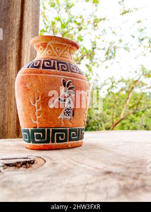 Handgemachtes Töpferglas mit einem Bild von Kokopelli, einer Fruchtbarkeitsgottheit, die in Costa Rica normalerweise als ein buckelter Flötenspieler dargestellt wird Stockfoto