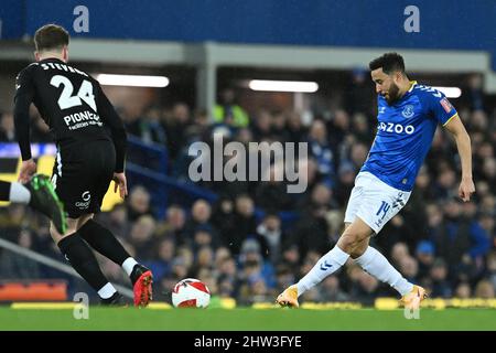 Liverpool, Großbritannien. 03. März 2022. Andros Townsend #14 von Everton in Aktion in Liverpool, Vereinigtes Königreich am 3/3/2022. (Foto von Craig Thomas/News Images/Sipa USA) Quelle: SIPA USA/Alamy Live News Stockfoto