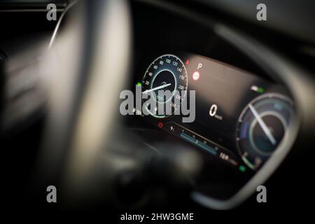 Nahaufnahme eines digitalen Armaturenbretts eines neuen Autos mit Tachometer. Stockfoto