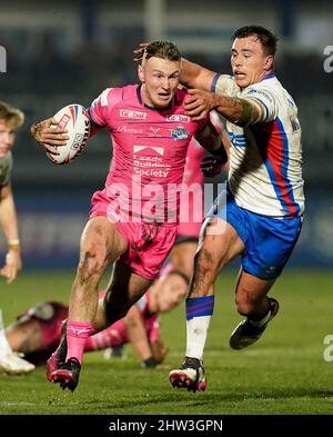 Harry Newman von Leeds Rhinos (links) und Jai Whitbread von Wakefield Trinity während des Betfred Super League-Spiels im Be Well Support Stadium, Wakefield. Bilddatum: Donnerstag, 3. März 2022. Stockfoto