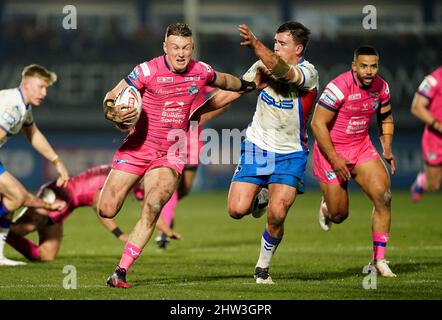 Harry Newman von Leeds Rhinos (links) und Jai Whitbread von Wakefield Trinity während des Betfred Super League-Spiels im Be Well Support Stadium, Wakefield. Bilddatum: Donnerstag, 3. März 2022. Stockfoto