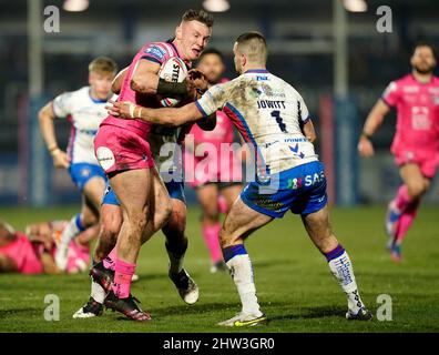 Harry Newman von Leeds Rhinos (links) und Max Jowitt von Wakefield Trinity während des Betfred Super League-Spiels im Be Well Support Stadium, Wakefield. Bilddatum: Donnerstag, 3. März 2022. Stockfoto