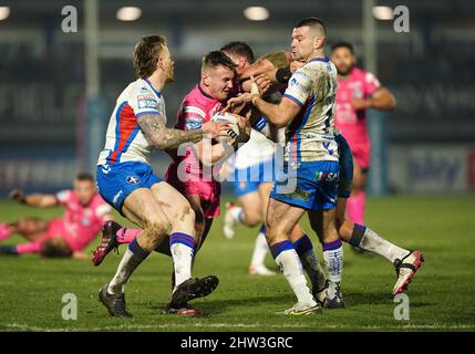 Harry Newman von Leeds Rhinos (Mitte) kämpft während des Betfred Super League-Spiels im Be Well Support Stadium, Wakefield, gegen Tom Johnstone von Wakefield Trinity (links), Jai Whitbread und Max Jowitt (rechts). Bilddatum: Donnerstag, 3. März 2022. Stockfoto