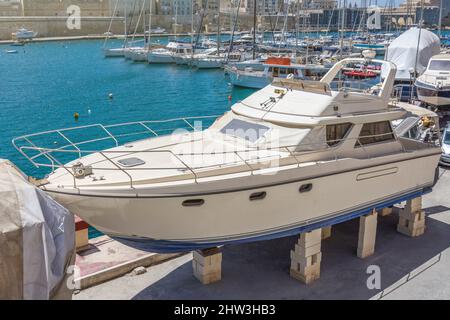 Motoryacht an einem Dock für Wartung und Reparatur befahren Stockfoto