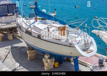 Motoryacht an einem Dock für Wartung und Reparatur befahren Stockfoto