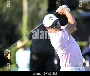 Orlando, Usa. 03. März 2022. Rickie Fowler schlägt sich bei der Arnold Palmer Invitational 2022 ab, die am Donnerstag, den 3. März 2022, im Bay Hill Club and Lodge in Orlando, Florida, stattfand. Foto von Joe Marino/UPI Credit: UPI/Alamy Live News Stockfoto