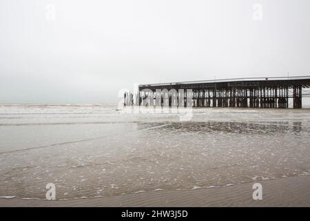 Hastings Pier bei Low Tide Stockfoto