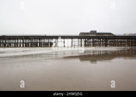 Hastings Pier bei Low Tide Stockfoto