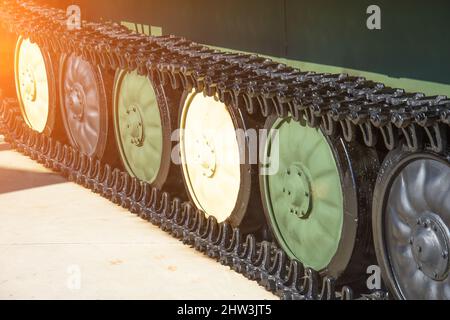 Raupen mit Rädern auf einem Militärpanzer, Nahaufnahme Stockfoto