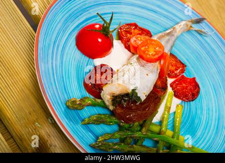 Fischgericht: Gebackener blauer Wittling Stockfoto