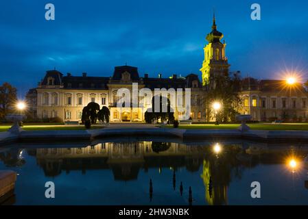 Foto der nächtlichen Beleuchtung des Festetics Palastes im ungarischen Keszthely Stockfoto