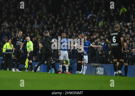 Liverpool, Großbritannien. 03. März 2022. Spieler rufen medizinisches Personal an, da das Spiel in Liverpool, Vereinigtes Königreich am 3/3/2022 gestoppt wird. (Foto von Craig Thomas/News Images/Sipa USA) Quelle: SIPA USA/Alamy Live News Stockfoto