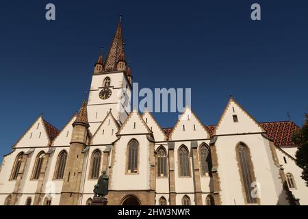 Die lutherische Kathedrale von Sibiu an einem sonnigen Tag, Rumänien 2021 Stockfoto