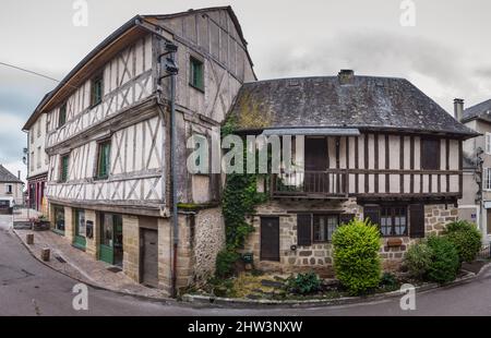 Vue panoramique de maisons à colombages face à la halle Stockfoto