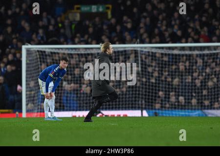 Liverpool, Großbritannien. 03. März 2022. Medizinisches Personal läuft am 3/3/2022 auf den Platz in Liverpool, Großbritannien. (Foto von Craig Thomas/News Images/Sipa USA) Quelle: SIPA USA/Alamy Live News Stockfoto