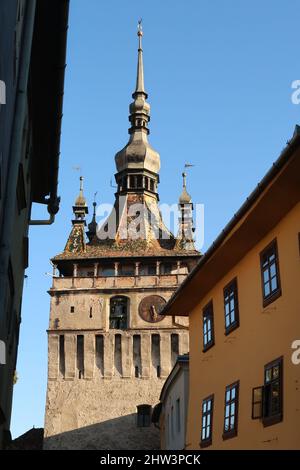 Blick auf den berühmten Uhrturm von Sighisoaras vom Inneren der Zitadelle bei der Goldenen Stunde, Rumänien 2021 Stockfoto