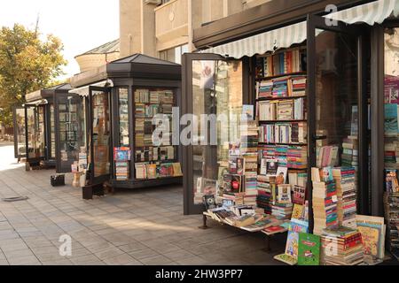 Hunderte von Büchern, die auf den Straßenständen von Iasi, Rumänien 2021, angeboten werden Stockfoto