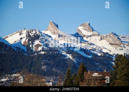 Winteransicht der Berge von Les Ecovets, Villars in den Schweizer Alpen Stockfoto