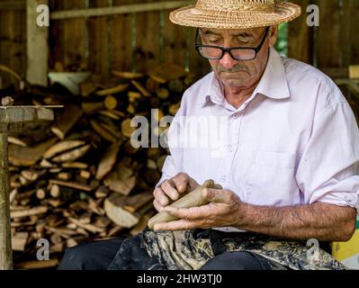 Sibiu City, Rumänien - 26. juli 2019. Ein Mann Hände Formen verschiedene Formen aus Ton auf der Töpfermesse aus Sibiu, Rumänien Stockfoto