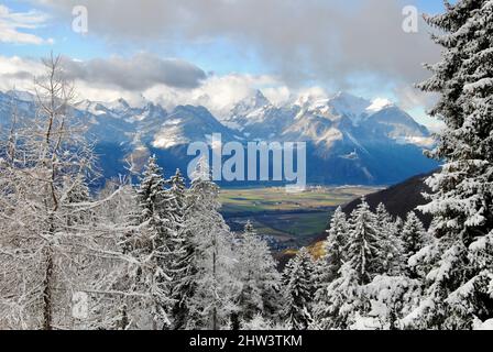 Winteransicht der Berge von Les Ecovets, Villars in den Schweizer Alpen Stockfoto