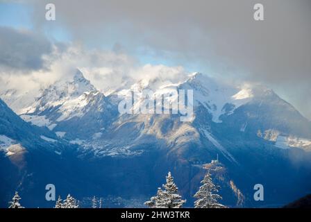 Winteransicht der Berge von Les Ecovets, Villars in den Schweizer Alpen Stockfoto