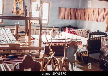 Sibiu, Rumänien - 26. Juli 2020. Traditionelle rumänische Volkshaus Interieur mit ländlichen Möbeln und Dekoration. Astra Museum der traditionellen Volkskunst Civiliz Stockfoto