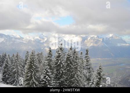 Winteransicht der Berge von Les Ecovets, Villars in den Schweizer Alpen Stockfoto