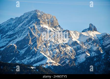 Winteransicht der Berge von Les Ecovets, Villars in den Schweizer Alpen Stockfoto