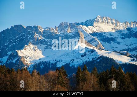 Winteransicht der Berge von Les Ecovets, Villars in den Schweizer Alpen Stockfoto