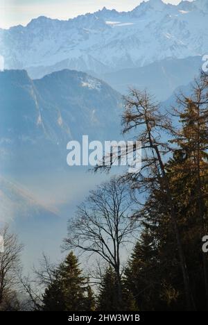 Winteransicht der Berge von Les Ecovets, Villars in den Schweizer Alpen Stockfoto