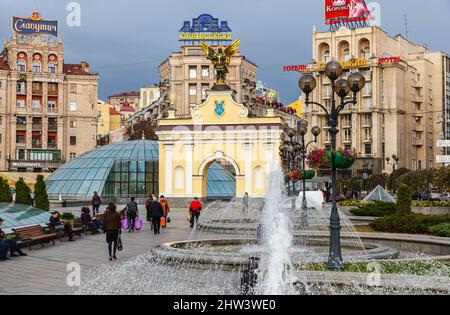 Platz der Unabhängigkeit, Maidan Nezalezhnosti, im Zentrum von Kiew, Ukraine mit Lyadski Tor, Brunnen und Sowjet-Stil Gebäude Stockfoto