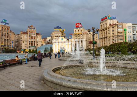 Platz der Unabhängigkeit, Maidan Nezalezhnosti, im Zentrum von Kiew, Ukraine mit Lyadski Tor, Brunnen und Sowjet-Stil Gebäude Stockfoto