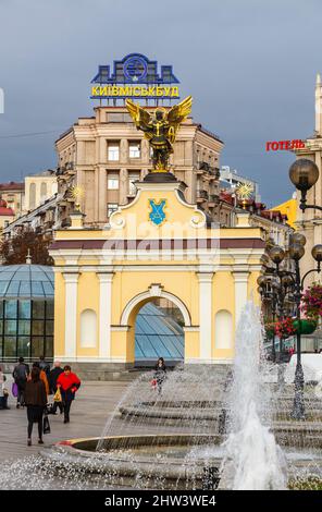 Platz der Unabhängigkeit, Maidan Nezalezhnosti, im Zentrum von Kiew, Ukraine mit Lyadski Tor, Brunnen und Sowjet-Stil Gebäude Stockfoto