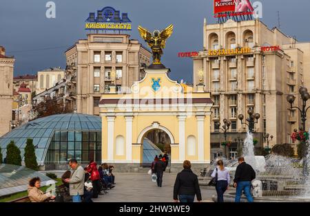 Platz der Unabhängigkeit, Maidan Nezalezhnosti, im Zentrum von Kiew, Ukraine mit Lyadski Tor, Brunnen und Sowjet-Stil Gebäude Stockfoto