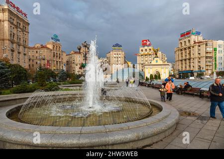 Platz der Unabhängigkeit, Maidan Nezalezhnosti, im Zentrum von Kiew, Ukraine mit Lyadski Tor, Brunnen und Sowjet-Stil Gebäude Stockfoto