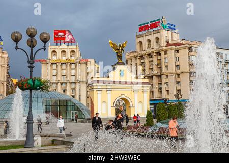 Platz der Unabhängigkeit, Maidan Nezalezhnosti, im Zentrum von Kiew, Ukraine mit Lyadski Tor, Brunnen und Sowjet-Stil Gebäude Stockfoto