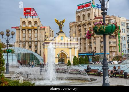 Platz der Unabhängigkeit, Maidan Nezalezhnosti, im Zentrum von Kiew, Ukraine mit Lyadski Tor, Brunnen und Sowjet-Stil Gebäude Stockfoto