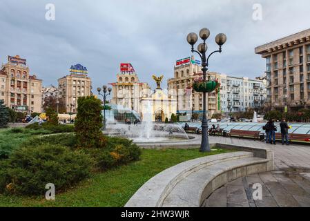 Platz der Unabhängigkeit, Maidan Nezalezhnosti, im Zentrum von Kiew, Ukraine mit Lyadski Tor, Brunnen und Sowjet-Stil Gebäude Stockfoto