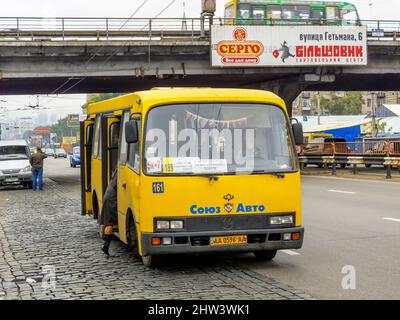 Ein typischer gelber Eindeckerbus mit Rost und abblätternder Lackierung für den Nahverkehr in der Innenstadt von Kiew, der Hauptstadt der Ukraine Stockfoto